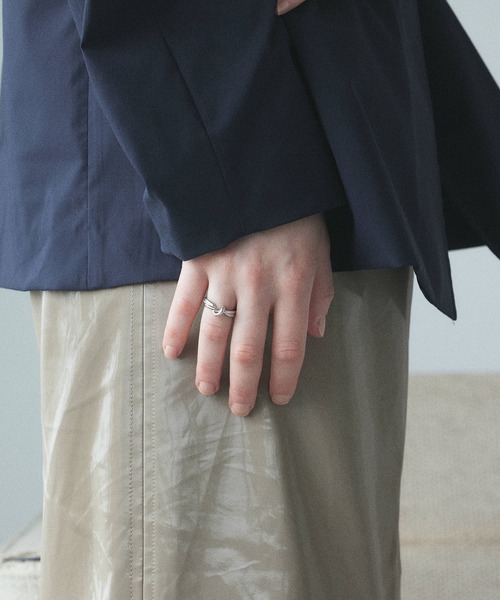 CENE（セネ）の「【CENE】セネ/ツイストダブルラインリング（リング・レディース・ゴールド/シルバー・9号/11号/13号）」の5枚目の写真