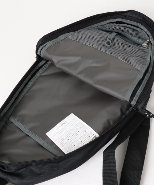 COLEMAN（コールマン）の「ウォーカースリングバッグ（ブラックヘザー）（ボディバッグ/ウエストポーチ・レディース・ブラック×グレー・6L）」の4枚目の写真