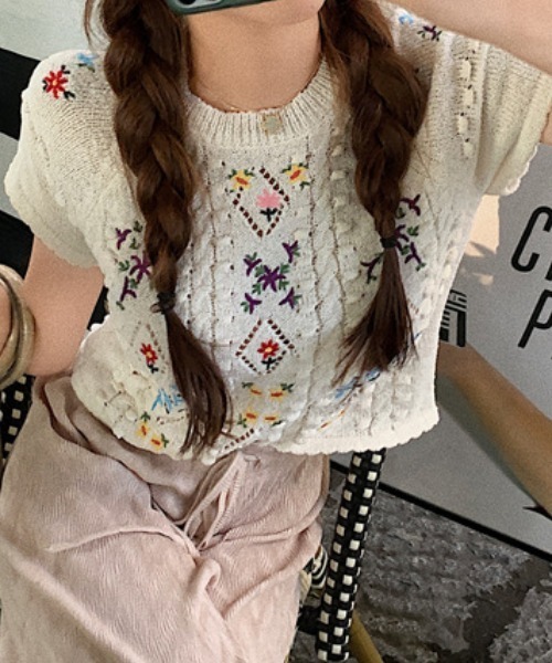 クルーネック花刺繍入り半袖ニットプルオーバー（Tシャツ