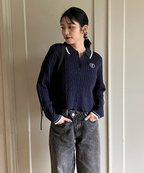 セール】◇ワンポイントロゴ刺繍 衿付ケーブルニットプルオーバー
