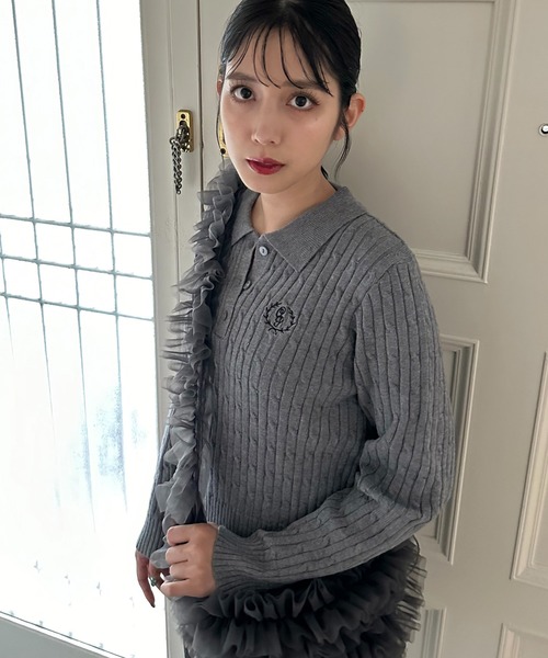 セール】◇ワンポイントロゴ刺繍 衿付ケーブルニットプルオーバー
