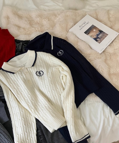 セール】◇ワンポイントロゴ刺繍 衿付ケーブルニットプルオーバー