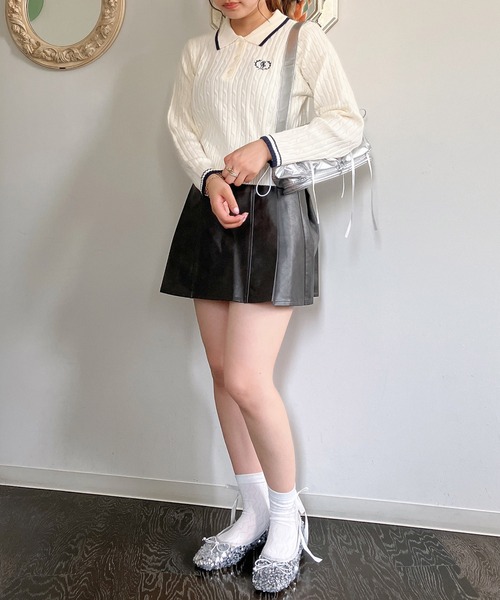 セール】◇ワンポイントロゴ刺繍 衿付ケーブルニットプルオーバー