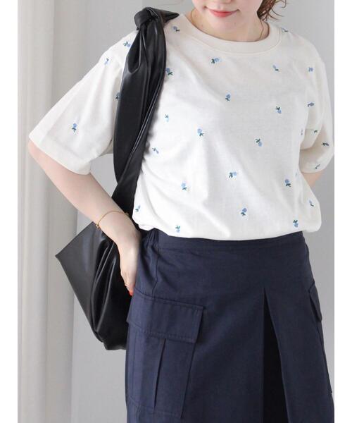 ehka sopo（エヘカソポ）の「花刺繍Tシャツ（Tシャツ/カットソー・レディース・キナリ/オフホワイト/ブラック/グリーン・F）」の2枚目の写真