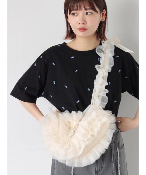 ehka sopo（エヘカソポ）の「花刺繍Tシャツ（Tシャツ/カットソー・レディース・キナリ/オフホワイト/ブラック/グリーン・F）」の3枚目の写真