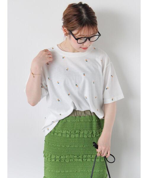 ehka sopo（エヘカソポ）の「花刺繍Tシャツ（Tシャツ/カットソー・レディース・キナリ/オフホワイト/ブラック/グリーン・F）」の14枚目の写真