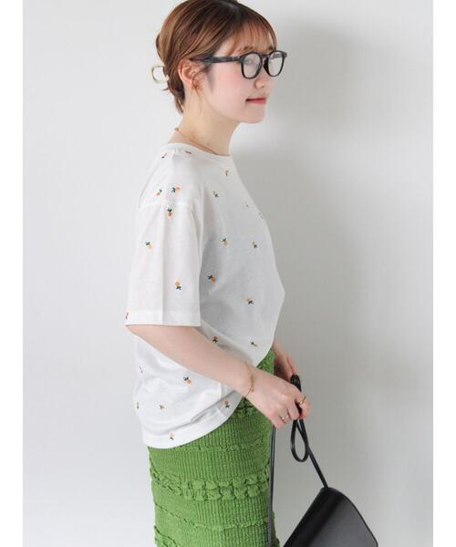 ehka sopo（エヘカソポ）の「花刺繍Tシャツ（Tシャツ/カットソー・レディース・キナリ/オフホワイト/ブラック/グリーン・F）」の15枚目の写真