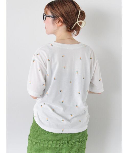 ehka sopo（エヘカソポ）の「花刺繍Tシャツ（Tシャツ/カットソー・レディース・キナリ/オフホワイト/ブラック/グリーン・F）」の16枚目の写真