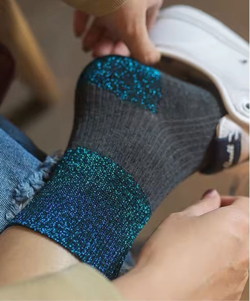 ammy.(エイミードット)の「【 ammy. / エイミードット 】 バイカラー ラメ ソックス(ソックス/靴下・レディース・ブラウン/ブラック×ゴールド/グレー/ブラック×シルバー・FREE)」の1枚目の写真