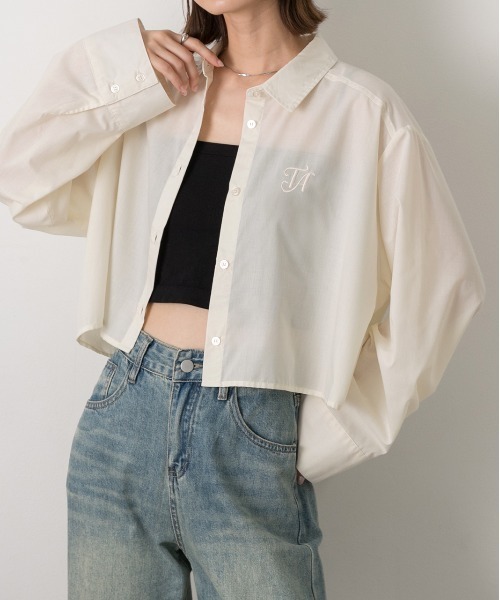 ad thie(アドティエ)の「刺繍入り ショート丈シャツ(シャツ/ブラウス・レディース・アイボリー・LARGE/MEDIUM)」の1枚目の写真