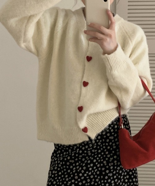 deux amour(ドゥーザムール)の「ハートボタンクルーネックニットカーデ(カーディガン/ボレロ・レディース・アイボリー/グレー/チャコールグレー/ベージュ/イエロー/ネイビー・FREE)」の7枚目の写真