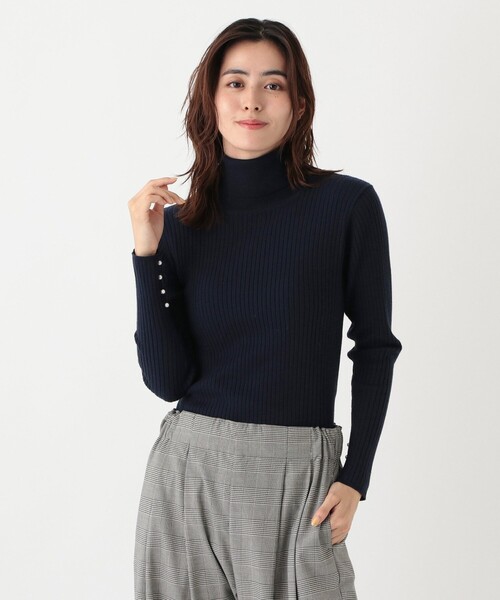 Afternoon Tea(アフタヌーンティー)の「パール付きタートルニットプルオーバー(ニット/セーター・レディース・ライトブルー/ネイビー/グレー・MEDIUM)」の3枚目の写真