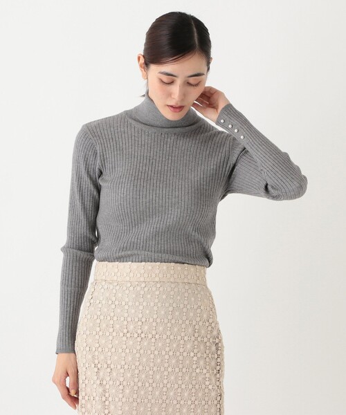 Afternoon Tea(アフタヌーンティー)の「パール付きタートルニットプルオーバー(ニット/セーター・レディース・ライトブルー/ネイビー/グレー・MEDIUM)」の1枚目の写真