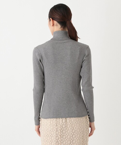 Afternoon Tea(アフタヌーンティー)の「パール付きタートルニットプルオーバー(ニット/セーター・レディース・ライトブルー/ネイビー/グレー・MEDIUM)」の4枚目の写真