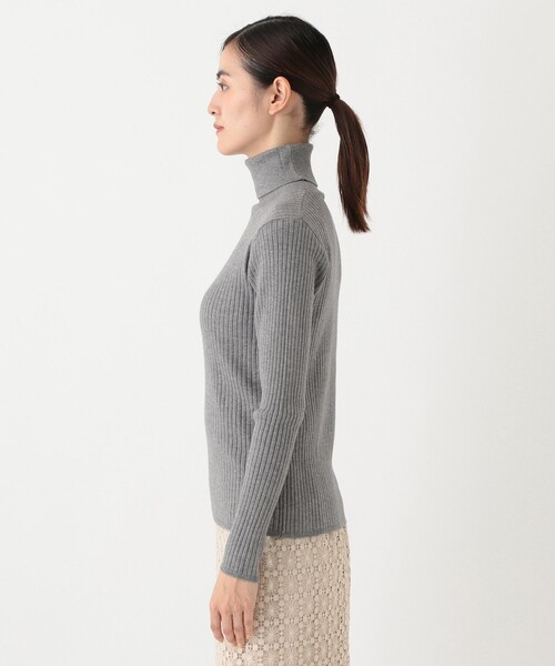 Afternoon Tea(アフタヌーンティー)の「パール付きタートルニットプルオーバー(ニット/セーター・レディース・ライトブルー/ネイビー/グレー・MEDIUM)」の5枚目の写真