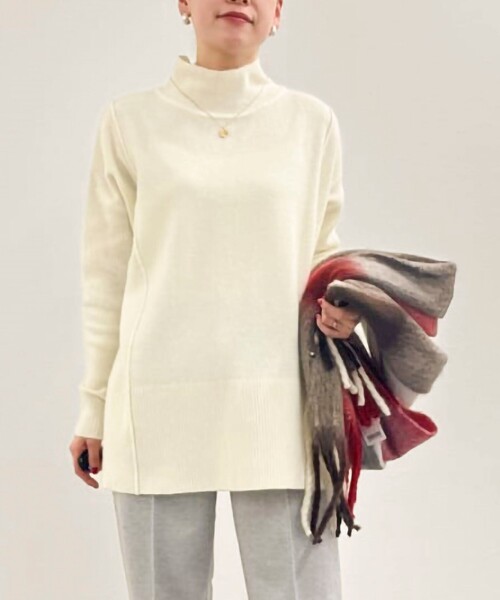MICO COULIER(ミコクリエ)の「特紡毛異ゲージボトルネックチュニックニット(ニット/セーター・レディース・オフホワイト/グリーン/ライトグレー/ラベンダー・38)」の1枚目の写真