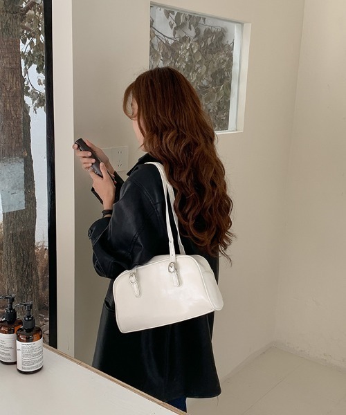 Teem Store(チームストア)の「ロングハンドルスクエアショルダーバッグ(ショルダーバッグ・レディース・ブラック/アイボリー・M)」の3枚目の写真