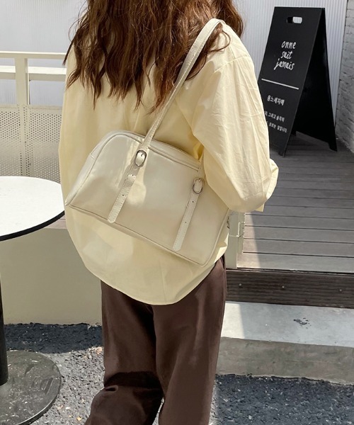 Teem Store(チームストア)の「ロングハンドルスクエアショルダーバッグ(ショルダーバッグ・レディース・ブラック/アイボリー・M)」の8枚目の写真