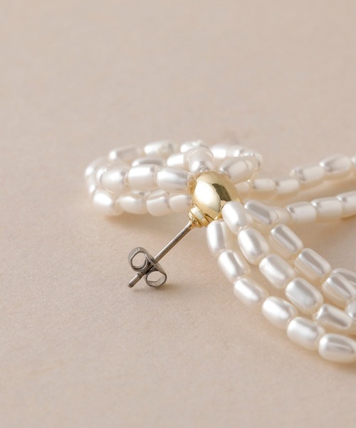 CALIN STANDARD(カリンスタンダード)の「◆◆金属アレルギー対応◆◆〈ecru〉 パールリボンピアス(ピアス(両耳用)・レディース・ゴールド・FREE)」の4枚目の写真