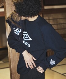 UMBRO（アンブロ）の「UMBRO × b-monster/アンブロ × ビーモンスター 【FREAK'S STORE限定販売】別注 Reflector Logo Crew Neck Sweat/リフレクターロゴ クルーネックスウェット（スウェット・メンズ）」