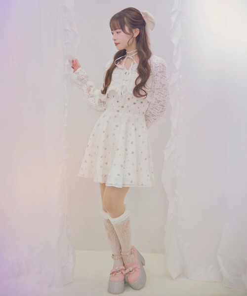Ank Rouge(アンクルージュ)の「リボンとお花のキャミワンピース(ワンピース・レディース・ホワイト/ブラック・M)」の22枚目の写真