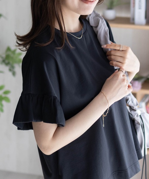 HusHusH(ハッシュアッシュ)の「HusHusH 袖フリルプルオーバー(Tシャツ/カットソー・レディース・グレイッシュベージュ/ブラック/オフホワイト・M/L)」の9枚目の写真