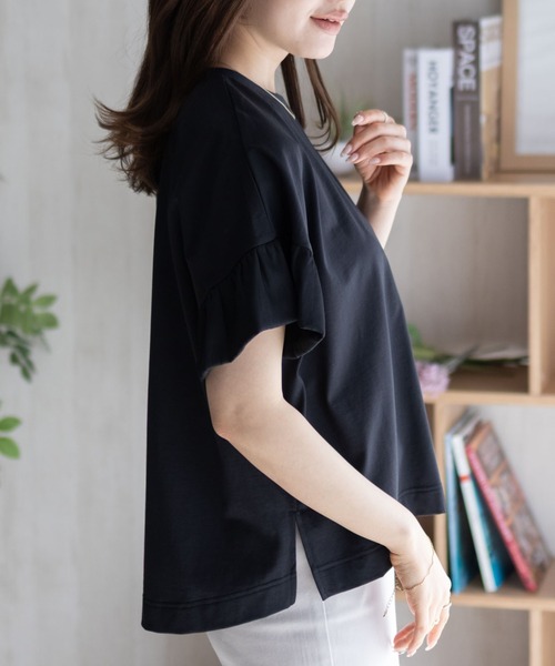 HusHusH(ハッシュアッシュ)の「HusHusH 袖フリルプルオーバー(Tシャツ/カットソー・レディース・グレイッシュベージュ/ブラック/オフホワイト・M/L)」の11枚目の写真