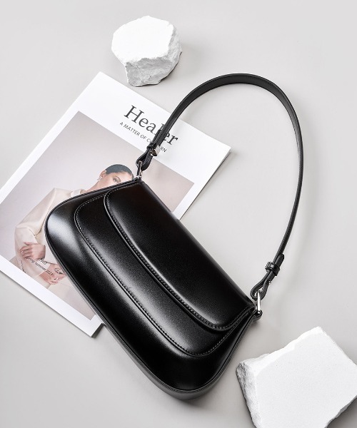 NiiNa(ニーナ)の「【 NiiNa / ニーナ 】高品質牛革 2way ワンハンドル ラウンド サドルバッグ(ショルダーバッグ・レディース・レッド/ブラウン/ブラック・FREE)」の5枚目の写真