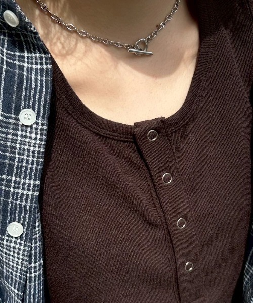 Chikashitsu +（チカシツプラス）の「【Chikashitsu +】henry neck sleeveless 2 / 【チカシツプラス】ヘンリーネックタンクトップ（タンクトップ・メンズ・ブラック/ホワイト/ダークブラウン・ONE SIZE）」の15枚目の写真