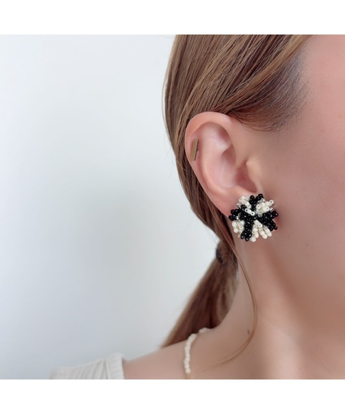 tone（トーン）の「【colore】】【金属アレルギー対応】ニュアンス柄　ビーズの大粒ピアス(MA)（ピアス（両耳用）・レディース・ブラック/ブラック系2・FREE）」の3枚目の写真
