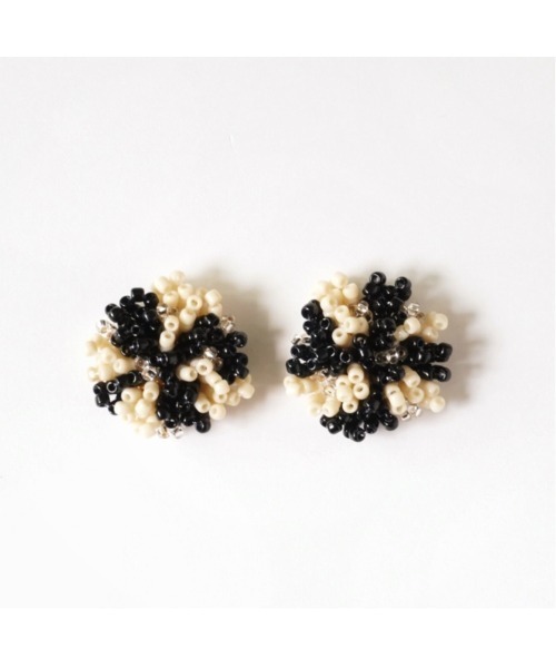 tone（トーン）の「【colore】】【金属アレルギー対応】ニュアンス柄　ビーズの大粒ピアス(MA)（ピアス（両耳用）・レディース・ブラック/ブラック系2・FREE）」の10枚目の写真