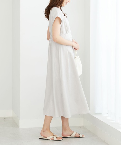 BELLUNA PLUS（ベルーナ）の「箔プリント麻調グリッターワンピース（ワンピース・レディース・ライトグレー・MEDIUM）」の3枚目の写真