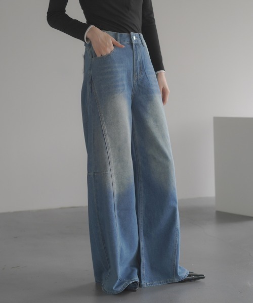 Clum(クルム)の「Back fake pocket lace wide flare denim pants / バックフェイクポケットレースワイドフレアデニムパンツ(デニムパンツ・レディース・ブルー・SMALL/MEDIUM/LARGE)」の6枚目の写真