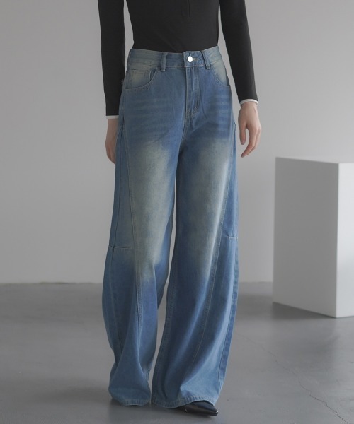 Clum(クルム)の「Back fake pocket lace wide flare denim pants / バックフェイクポケットレースワイドフレアデニムパンツ(デニムパンツ・レディース・ブルー・SMALL/MEDIUM/LARGE)」の4枚目の写真