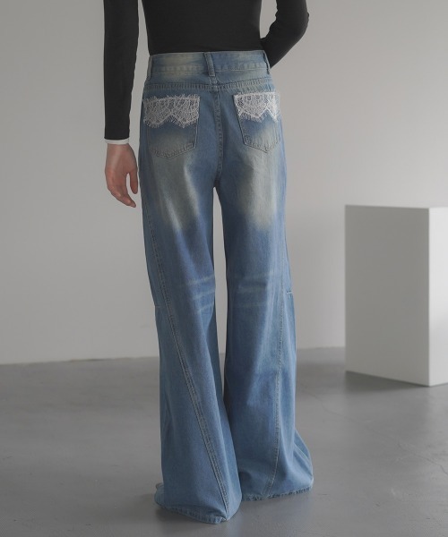 Clum(クルム)の「Back fake pocket lace wide flare denim pants / バックフェイクポケットレースワイドフレアデニムパンツ(デニムパンツ・レディース・ブルー・SMALL/MEDIUM/LARGE)」の2枚目の写真