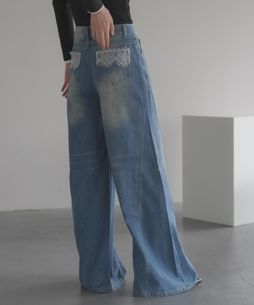 Clum(クルム)の「Back fake pocket lace wide flare denim pants / バックフェイクポケットレースワイドフレアデニムパンツ(デニムパンツ・レディース・ブルー・SMALL/MEDIUM/LARGE)」の3枚目の写真