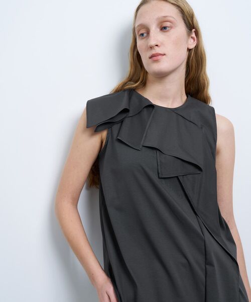 LANVIN en Bleu（ランバンオンブルー）の「ドレープノースリーブカットソー（Tシャツ/カットソー・レディース・オフホワイト/チャコールグレー/イエロー・38）」の3枚目の写真