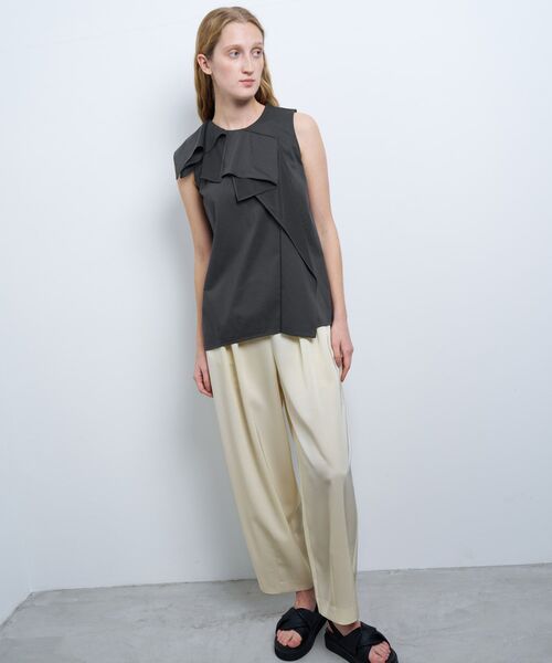 LANVIN en Bleu（ランバンオンブルー）の「ドレープノースリーブカットソー（Tシャツ/カットソー・レディース・オフホワイト/チャコールグレー/イエロー・38）」の17枚目の写真