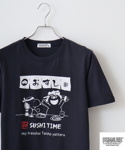 PEANUTS(ピーナッツ)の「PEANUTS 天竺半袖Tシャツ(Tシャツ/カットソー・メンズ・スカイブルー系/オートミール/オフホワイト/ピンクベージュ/チャコール/ブルー系その他/ブラック系/ネイビー/サックスブルー/ブラック/ブラック系1/ホワイト/パープル系その他/ピンク系/パープル系/ホワイト系1/ホワイト系/イエロー系その他/ネイビー系/ホワイト系3/ブラック系2/ホワイト系2・L/LL/M/S)」の1枚目の写真