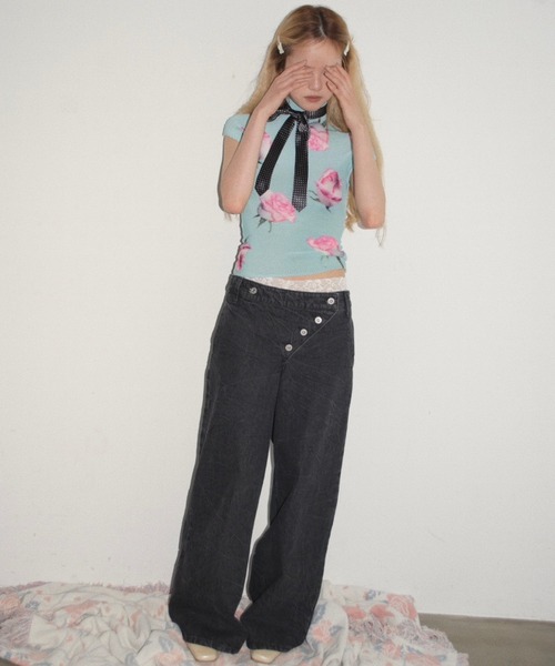 musubore(ムスボレ)の「tilted clash straight denim pants / ティルティッドクラッシュデニムパンツ(デニムパンツ・レディース・ブルー/ブラック・0/1)」の2枚目の写真