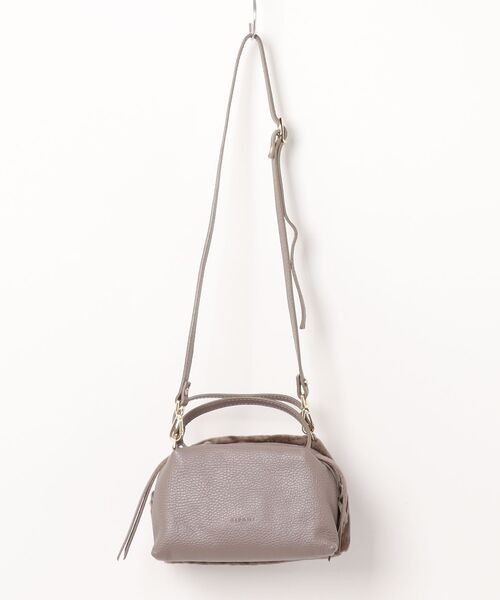 RIPANI（リパーニ）の「【RIPANI】レザーコンビスモールサイズムートンバッグ(Q56520)（ハンドバッグ・レディース・ライトベージュ/ダークグレー・ALL）」の3枚目の写真