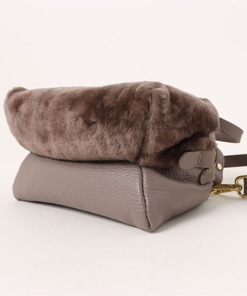 RIPANI（リパーニ）の「【RIPANI】レザーコンビスモールサイズムートンバッグ(Q56520)（ハンドバッグ・レディース・ライトベージュ/ダークグレー・ALL）」の4枚目の写真