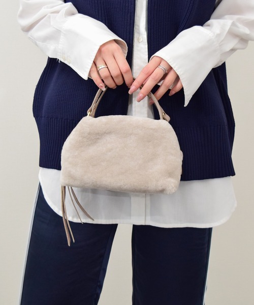 RIPANI（リパーニ）の「【RIPANI】レザーコンビスモールサイズムートンバッグ(Q56520)（ハンドバッグ・レディース・ライトベージュ/ダークグレー・ALL）」の2枚目の写真