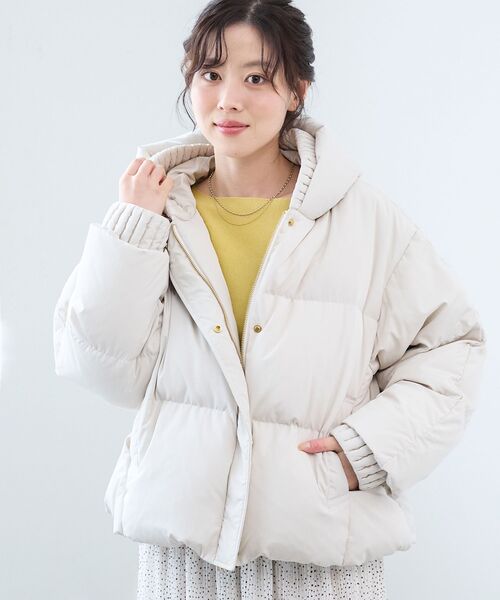 le.coeur blanc(ルクールブラン)の「プリーツレイヤードフードショートダウン(ダウンジャケット/コート・レディース・ブラック/ライトベージュ・38)」の1枚目の写真