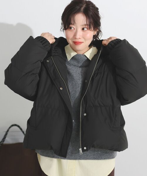 le.coeur blanc(ルクールブラン)の「プリーツレイヤードフードショートダウン(ダウンジャケット/コート・レディース・ブラック/ライトベージュ・38)」の2枚目の写真