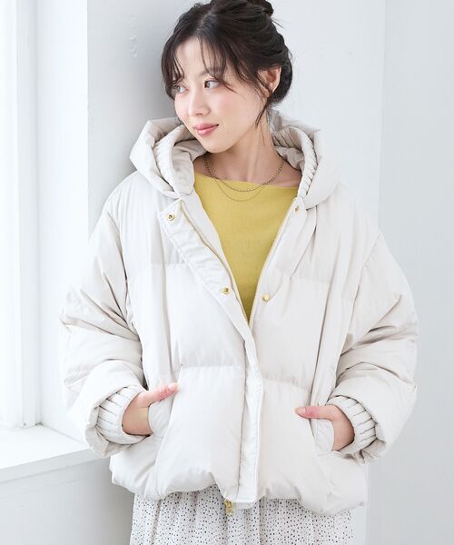 le.coeur blanc(ルクールブラン)の「プリーツレイヤードフードショートダウン(ダウンジャケット/コート・レディース・ブラック/ライトベージュ・38)」の3枚目の写真