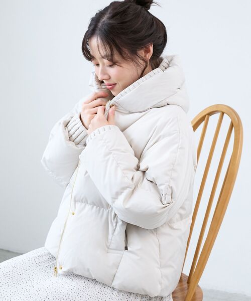 le.coeur blanc(ルクールブラン)の「プリーツレイヤードフードショートダウン(ダウンジャケット/コート・レディース・ブラック/ライトベージュ・38)」の4枚目の写真