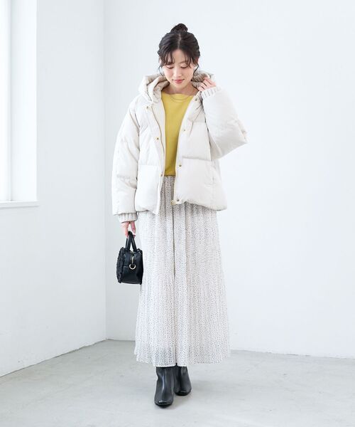 le.coeur blanc(ルクールブラン)の「プリーツレイヤードフードショートダウン(ダウンジャケット/コート・レディース・ブラック/ライトベージュ・38)」の5枚目の写真