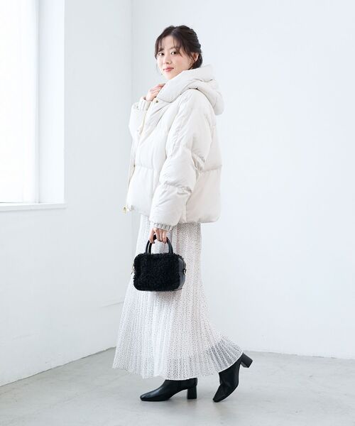 le.coeur blanc(ルクールブラン)の「プリーツレイヤードフードショートダウン(ダウンジャケット/コート・レディース・ブラック/ライトベージュ・38)」の6枚目の写真