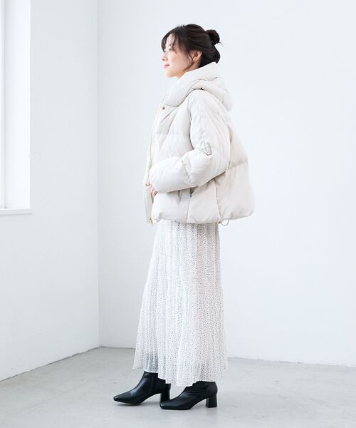 le.coeur blanc(ルクールブラン)の「プリーツレイヤードフードショートダウン(ダウンジャケット/コート・レディース・ブラック/ライトベージュ・38)」の7枚目の写真